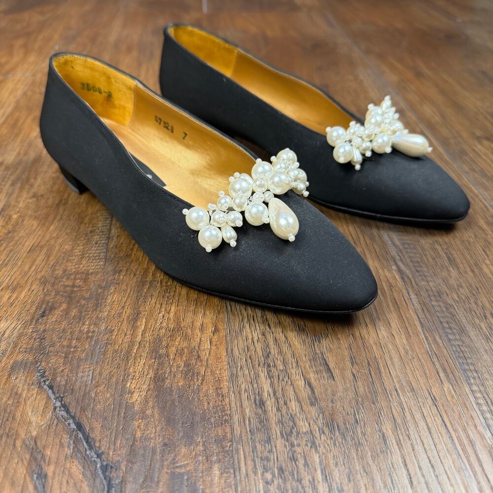 KENNETH COLE NEW YORK vintage pumps Black Heels WHITE pearl beads size 7